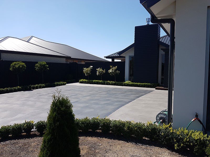 Formfour Sealed exposed aggregate and black coloured driveway